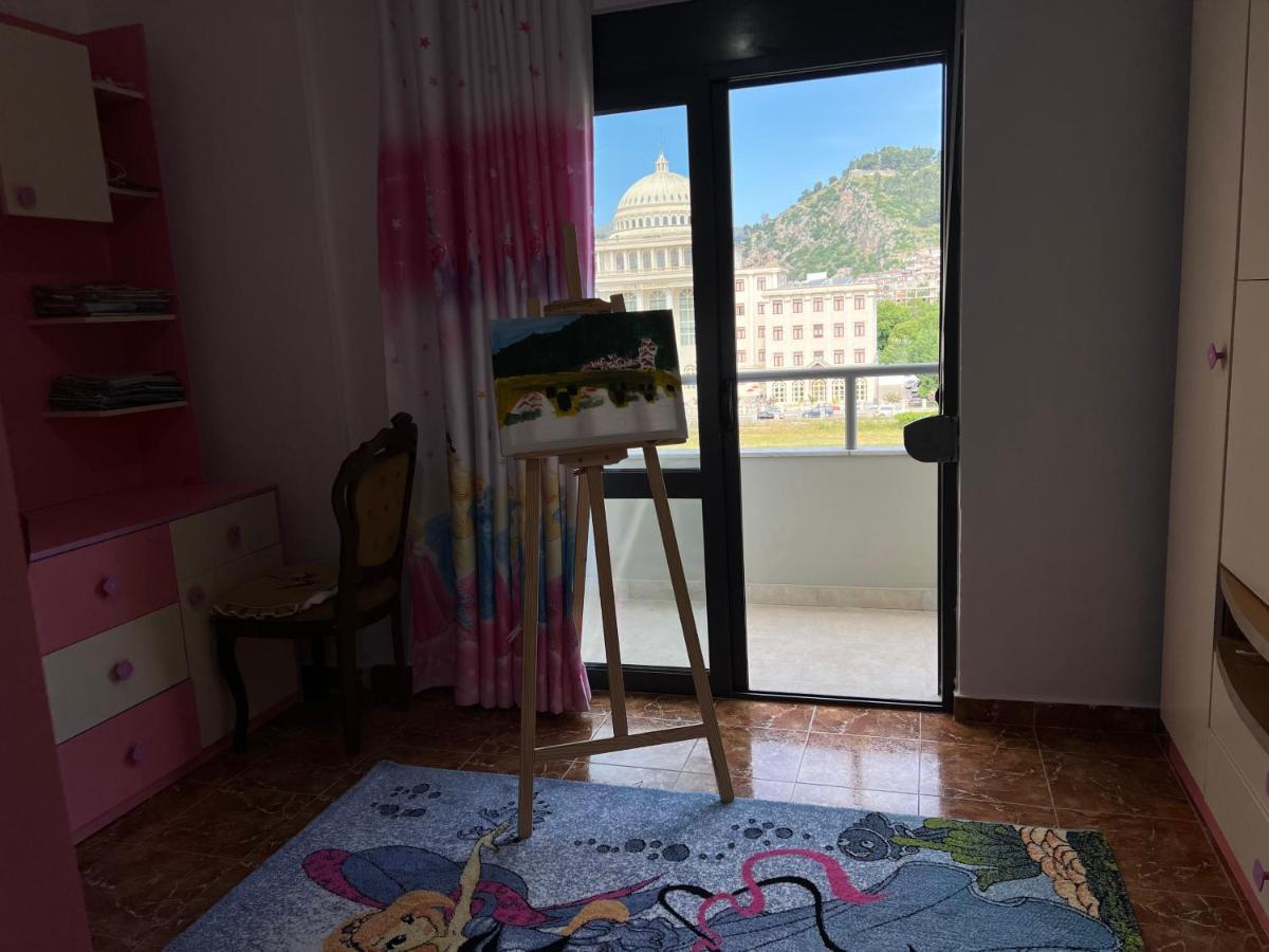 Entire Apartment Castle View Berat Bagian luar foto