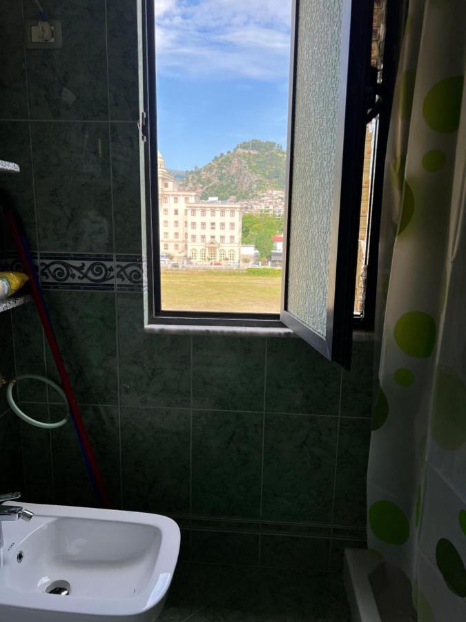 Entire Apartment Castle View Berat Bagian luar foto