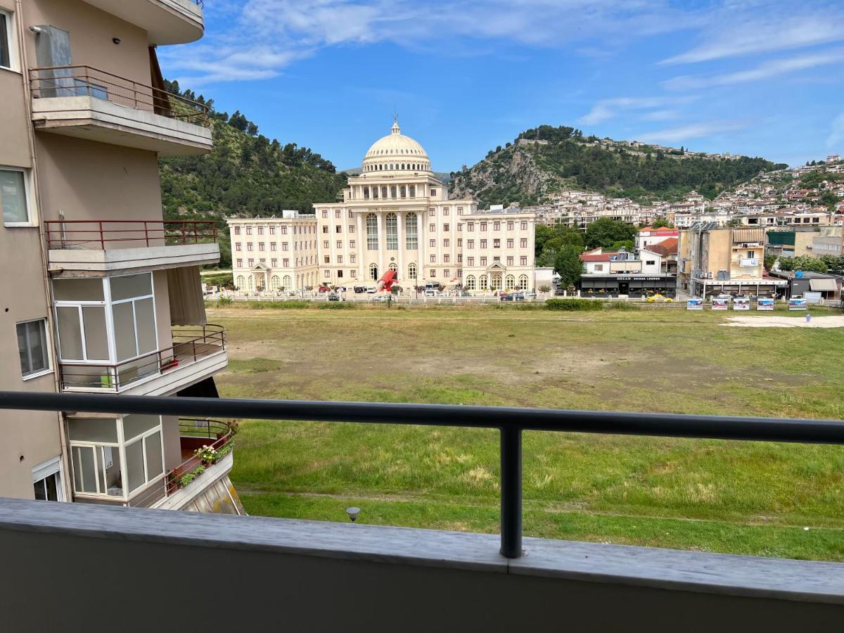 Entire Apartment Castle View Berat Bagian luar foto